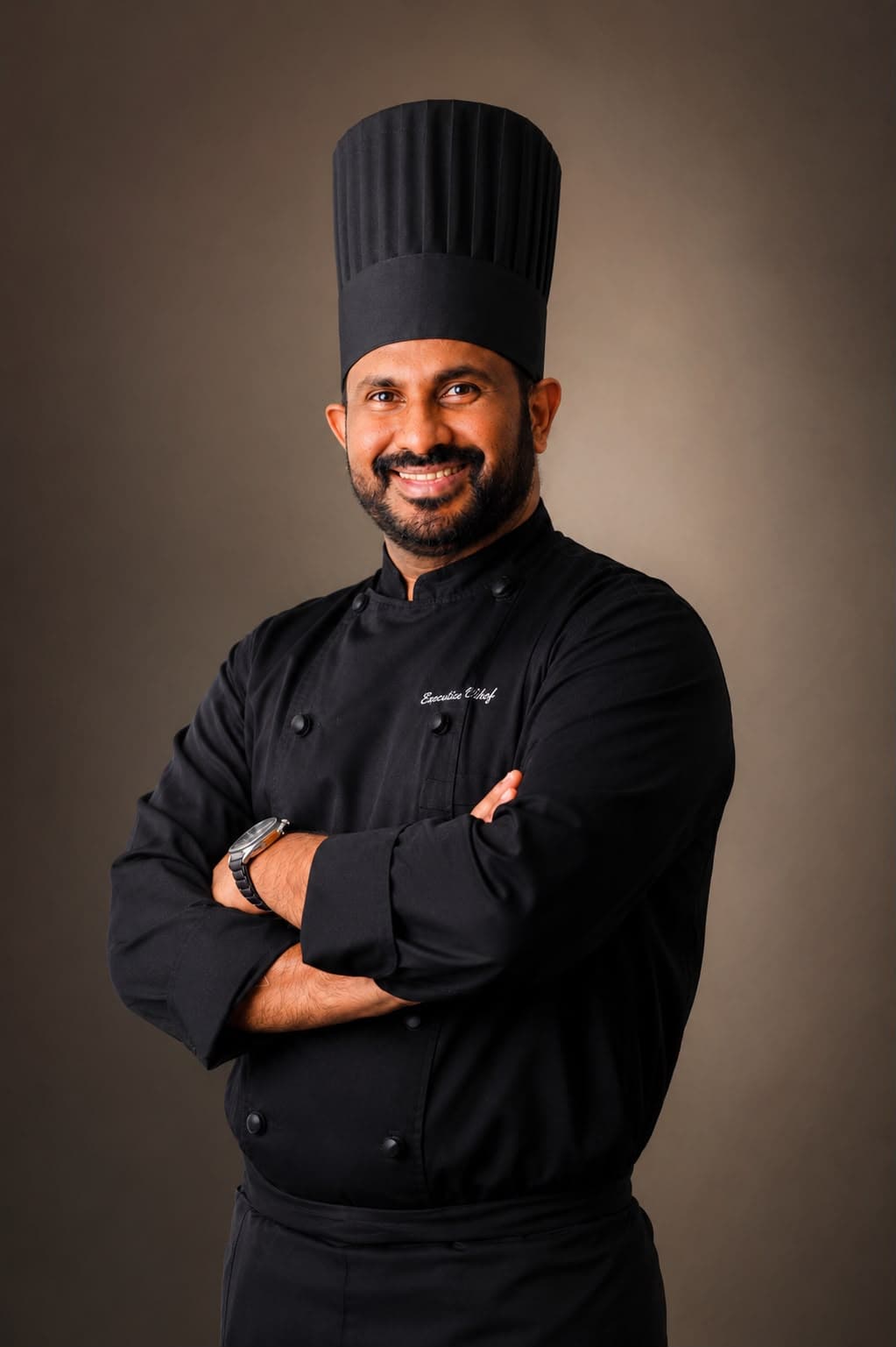 黒いシェフコートとトック姿のChef Gayasri Hegoda