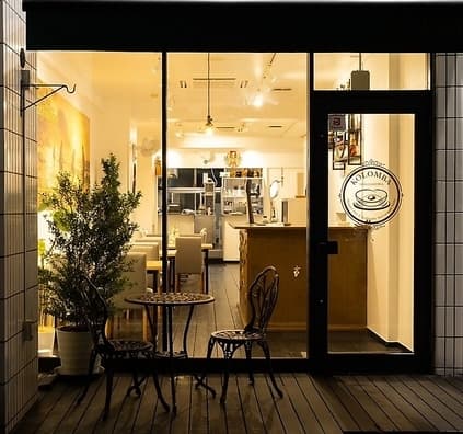 KOLOMBA HIROSHIMAの緑のひさしと入口