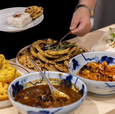 食卓で取り分けるシグネチャー ライス＆カレー