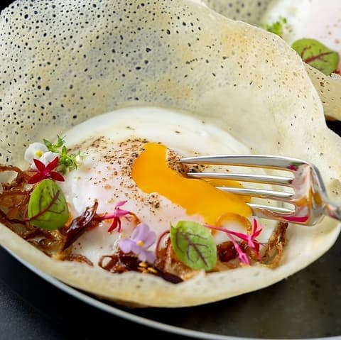 黄身を割ったエッグホッパーのクローズアップ