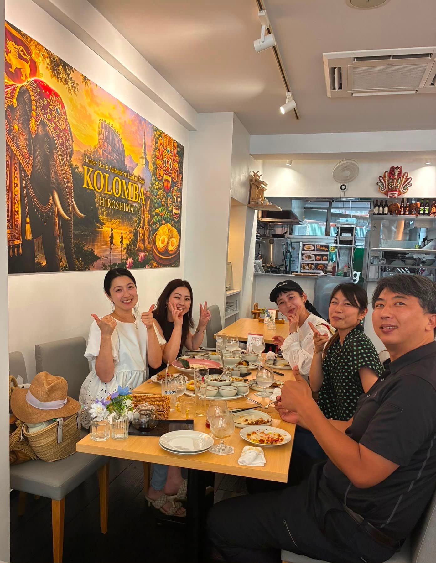 KOLOMBA HIROSHIMAで食事を楽しむお客様