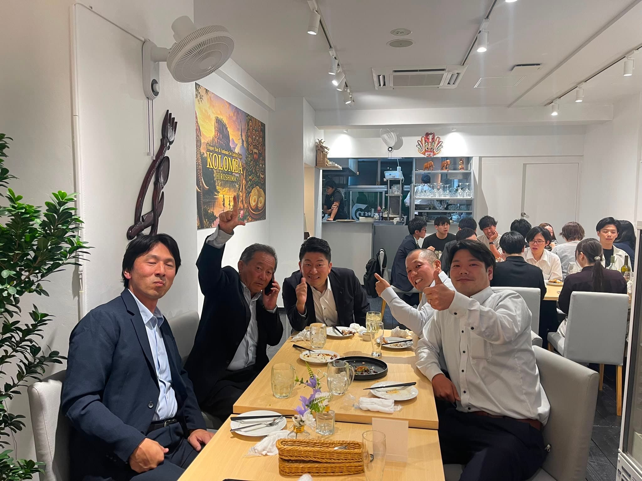 KOLOMBA HIROSHIMAで食事を楽しむお客様