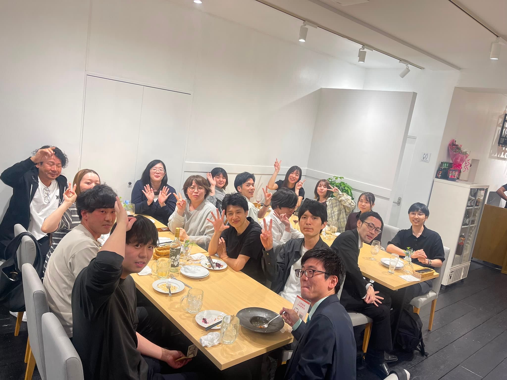 KOLOMBA HIROSHIMAで食事を楽しむお客様