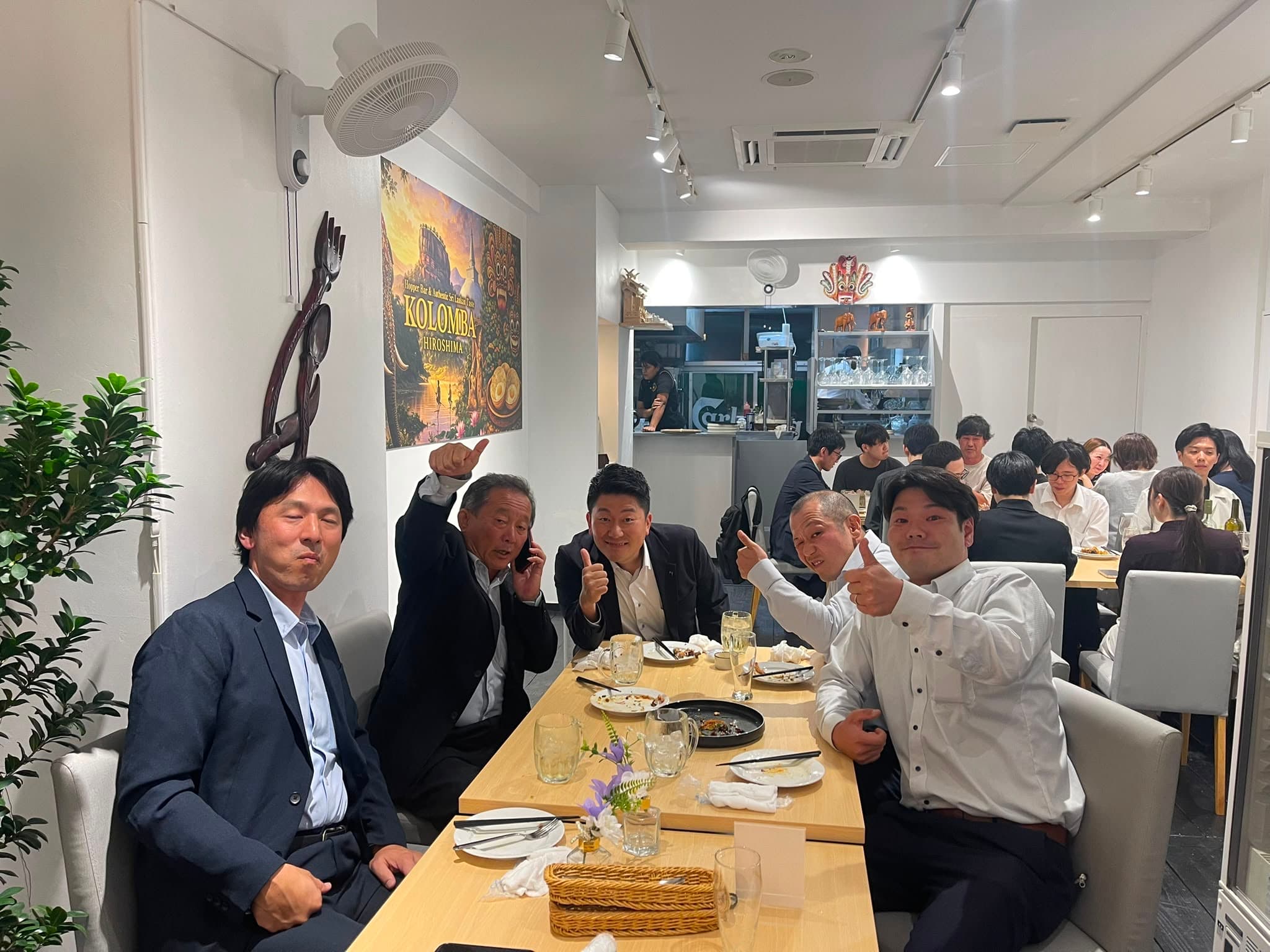 KOLOMBA HIROSHIMAで食事を楽しむお客様