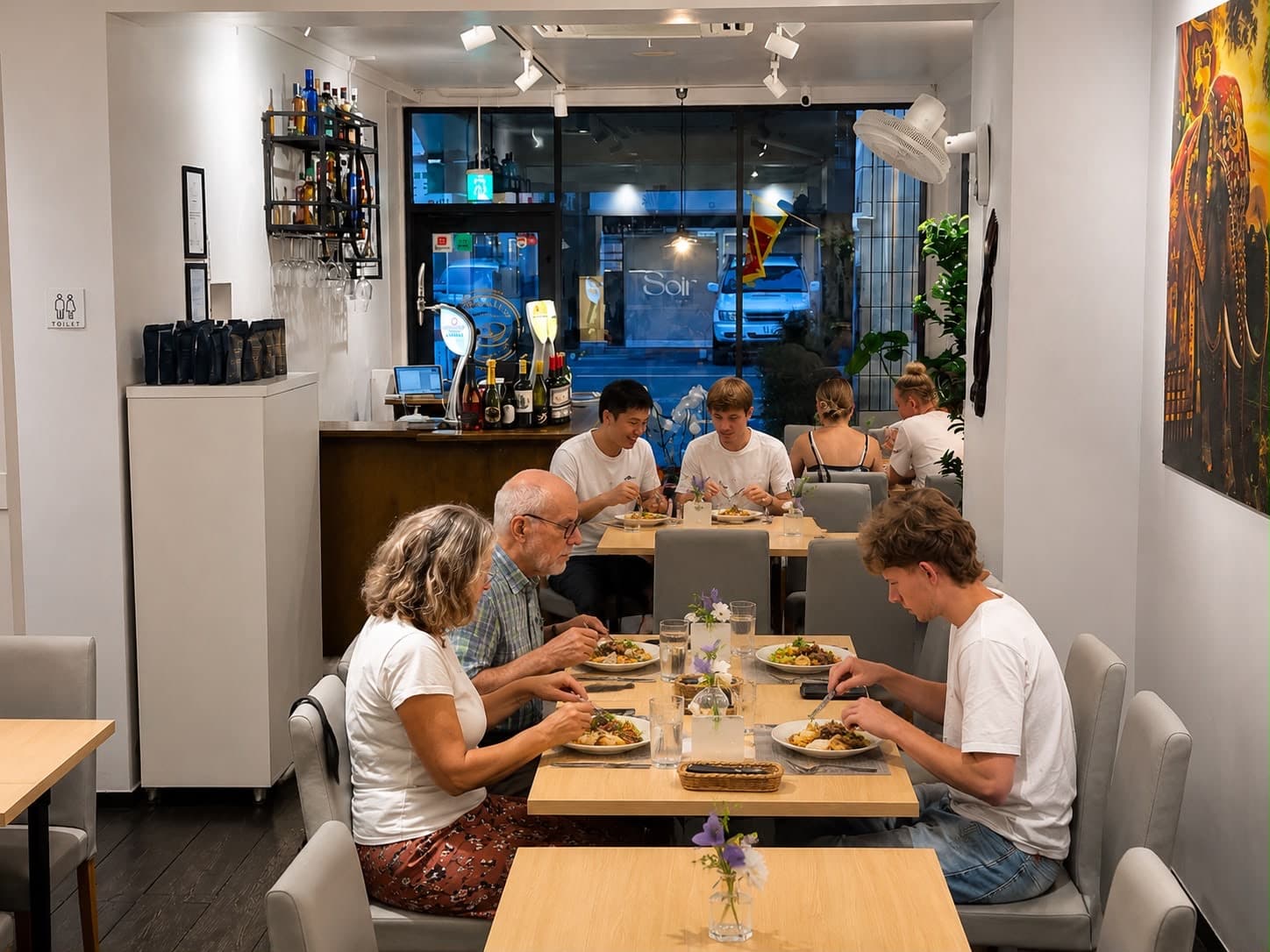 KOLOMBA HIROSHIMAで食事を楽しむお客様
