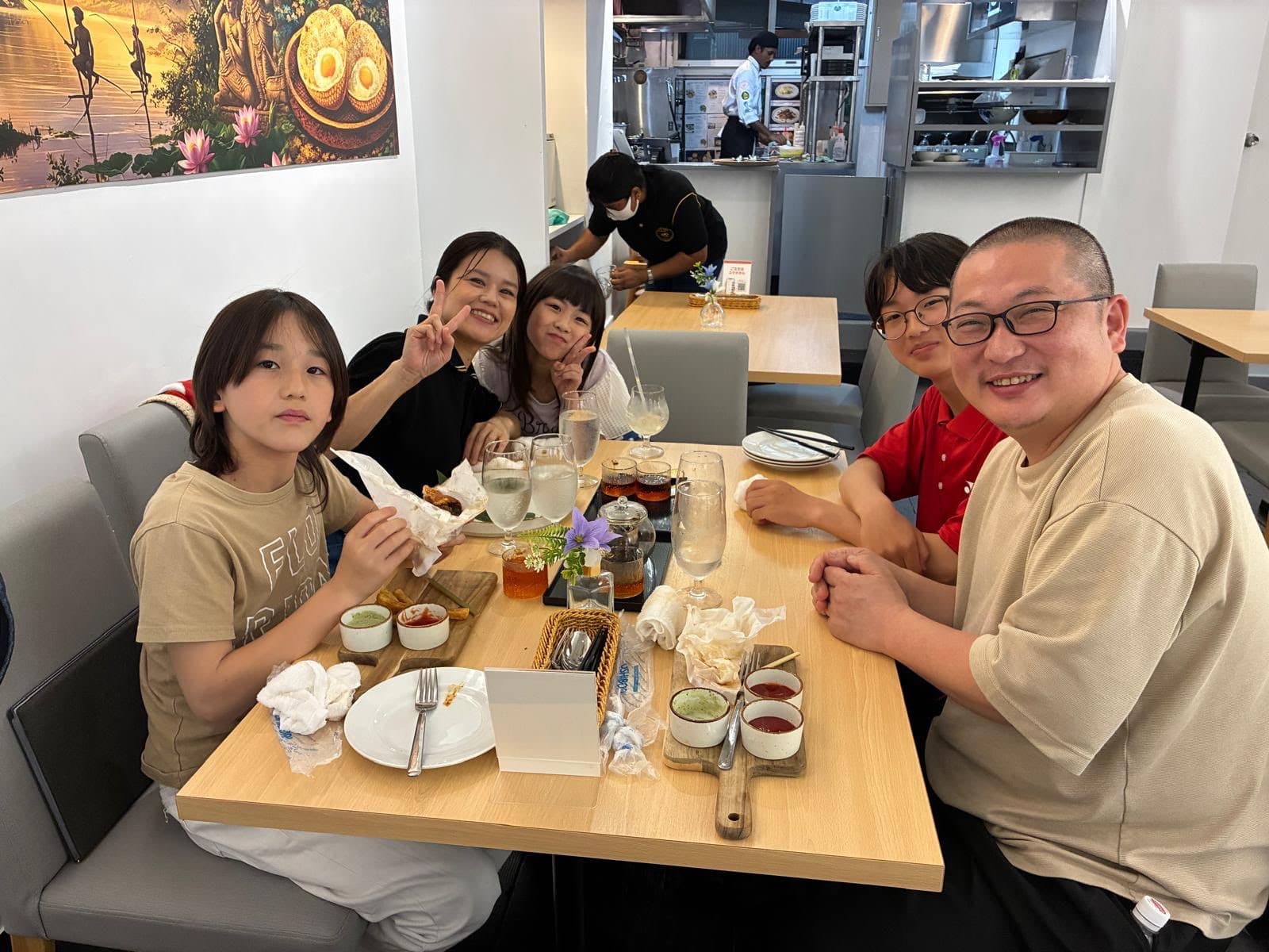 KOLOMBA HIROSHIMAで食事を楽しむお客様